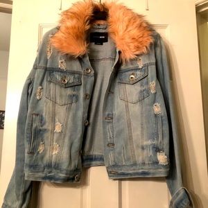 Jean jacket with faux fur collar